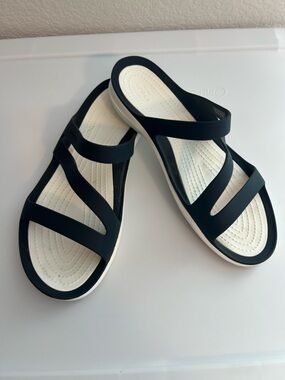CROCS Ionic Comfort Black & White Strappy Slide Sandals Sz 9 Vacation Summer